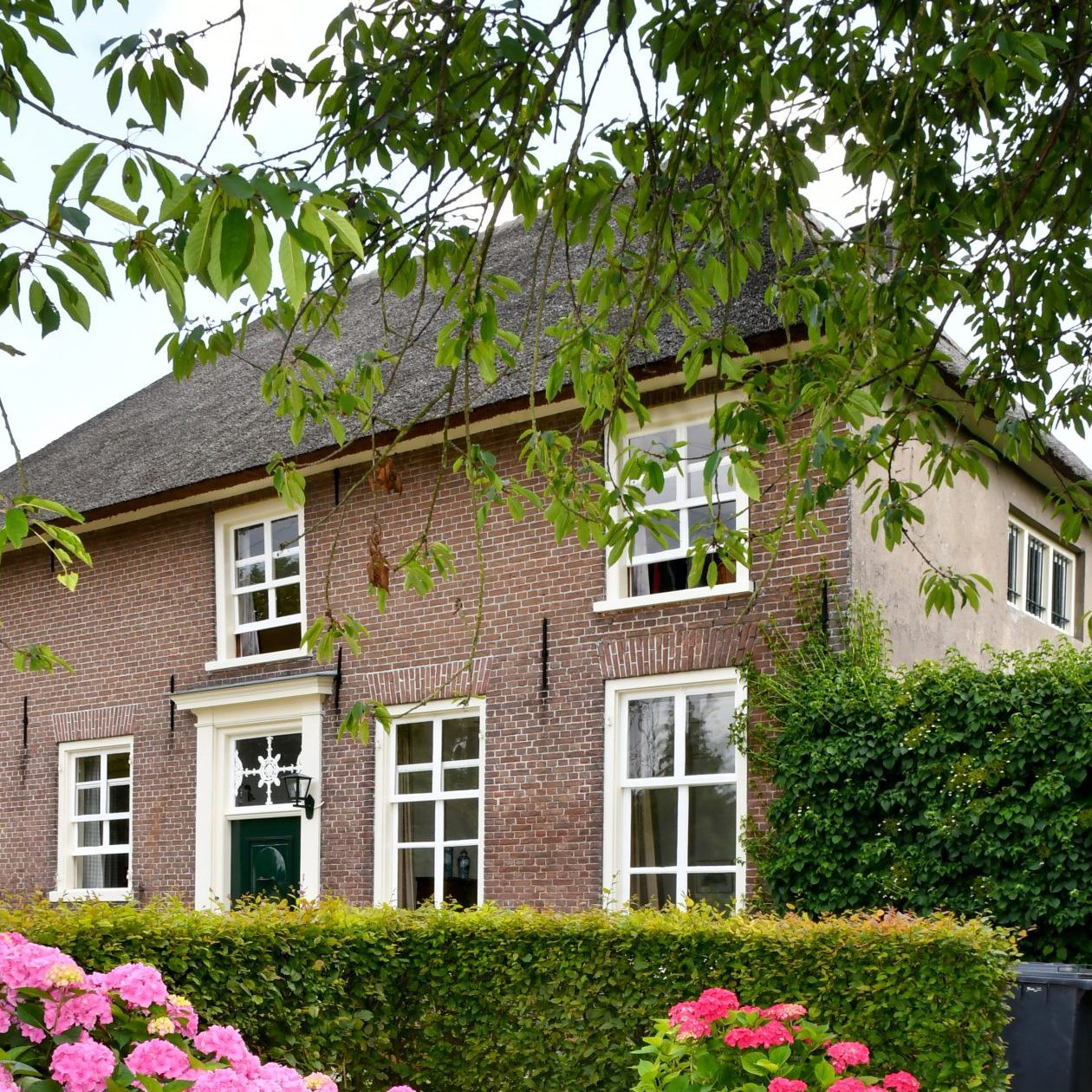 Een foto van een boerderij met planten en bloemen